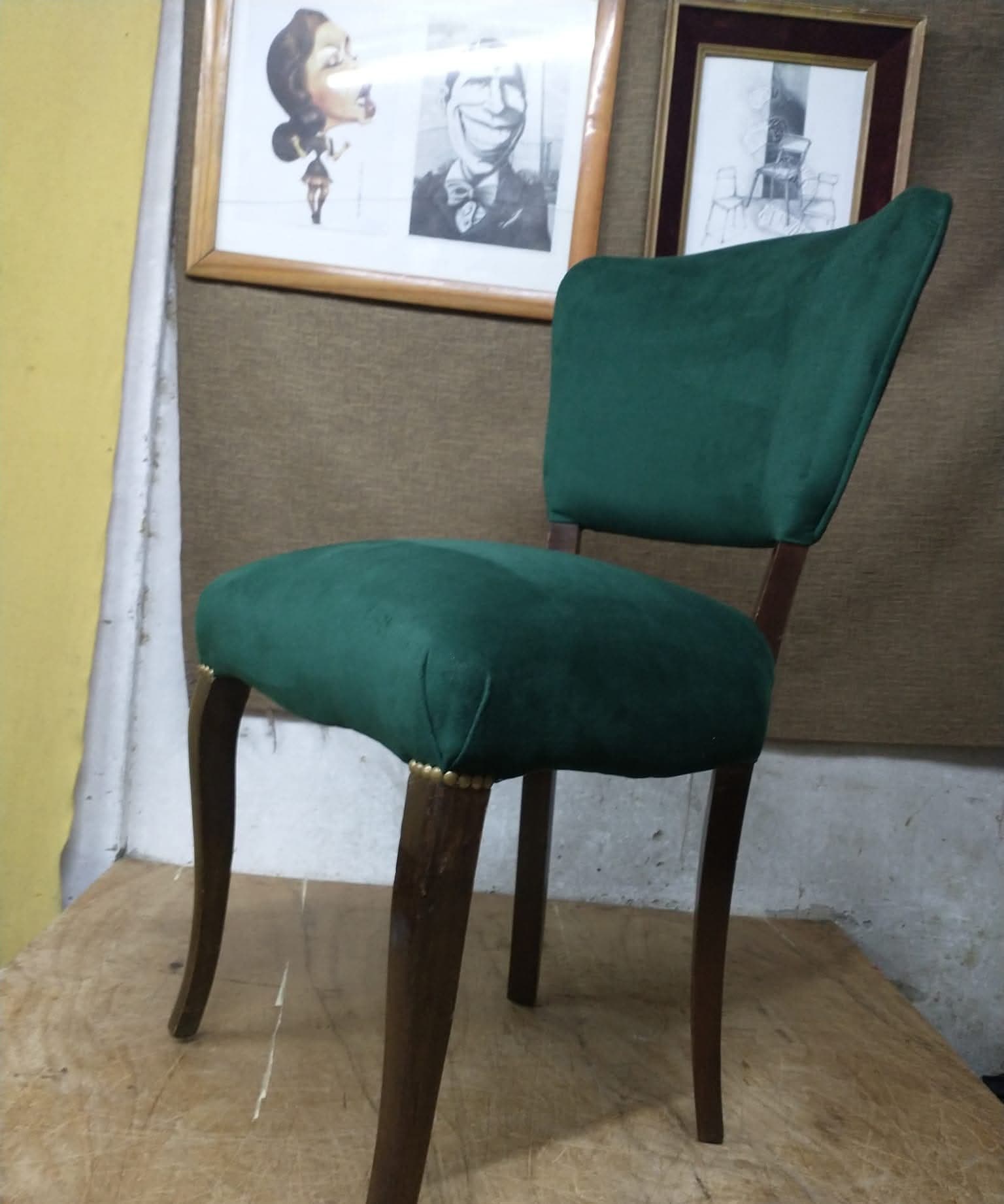Silla de madera tapizada en pana verde, con tachas