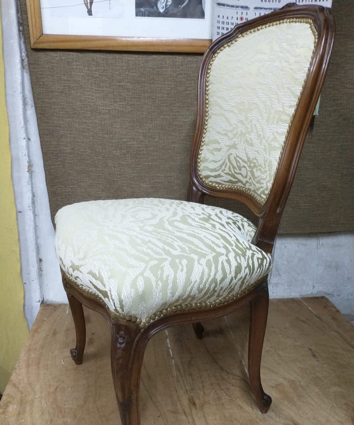 Silla clásica de madera tapizada en damasco, con tachas